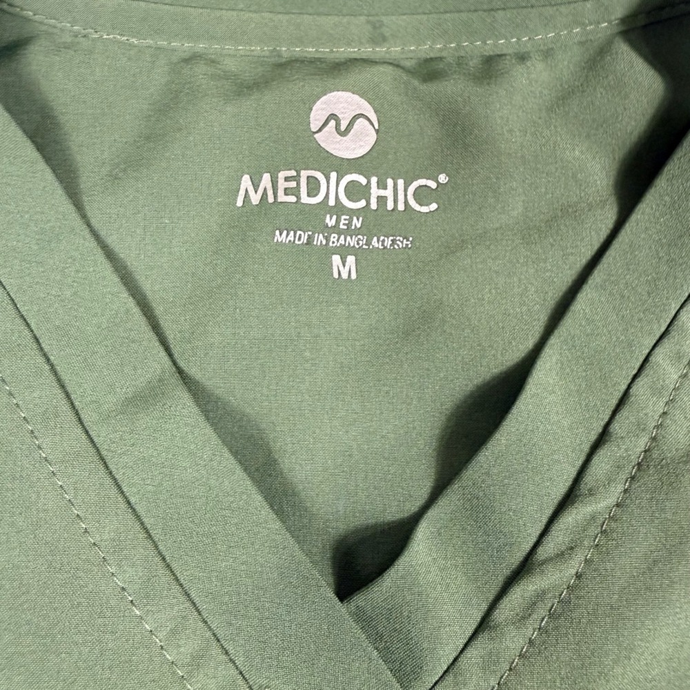 Medichic Scrub Top M Hunter Green Men V-Neck Stretch Style 9000 Pocket Flaw read